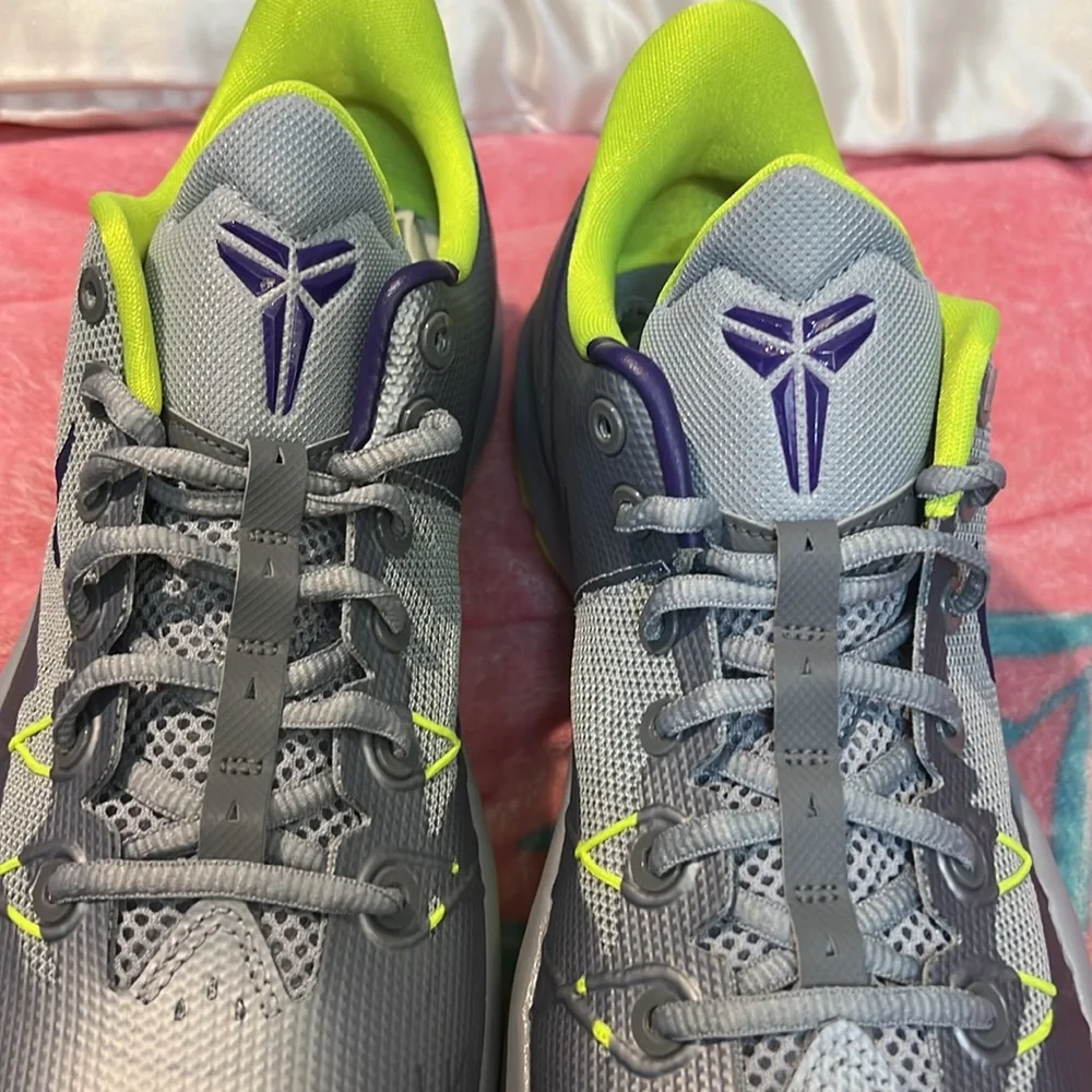 SALE 🔥🔥Vintage Collector Kobe Venomenon 4 Grey. Size:9.5. Serious offers only. - Picture 10 of 10